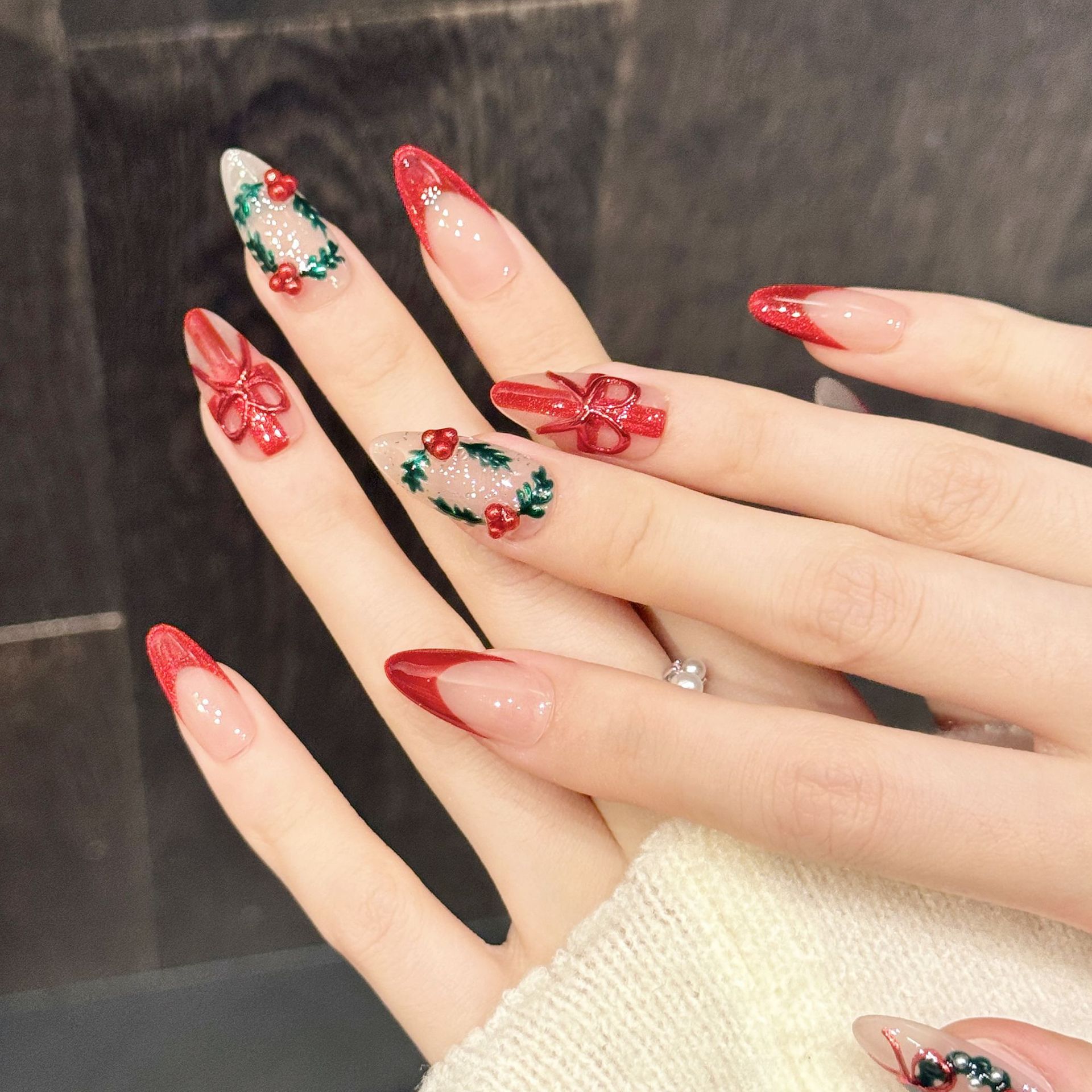 Nail Art Press On - クリスマスレッドヌードミディアムアーモンドプレスオンネイル10枚入り、フローラルボウデザインホリデーネイルアート、4ピースツールと接着剤付き
