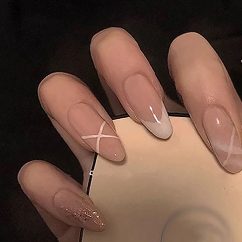 Nail Art Press On - 女性向けミディアムフェイクネイル、ヌードアーモンド型ネイルチップ、ホワイトストリップとゴールドグリッターデザイン、フルカバープレスオンつけ爪アート