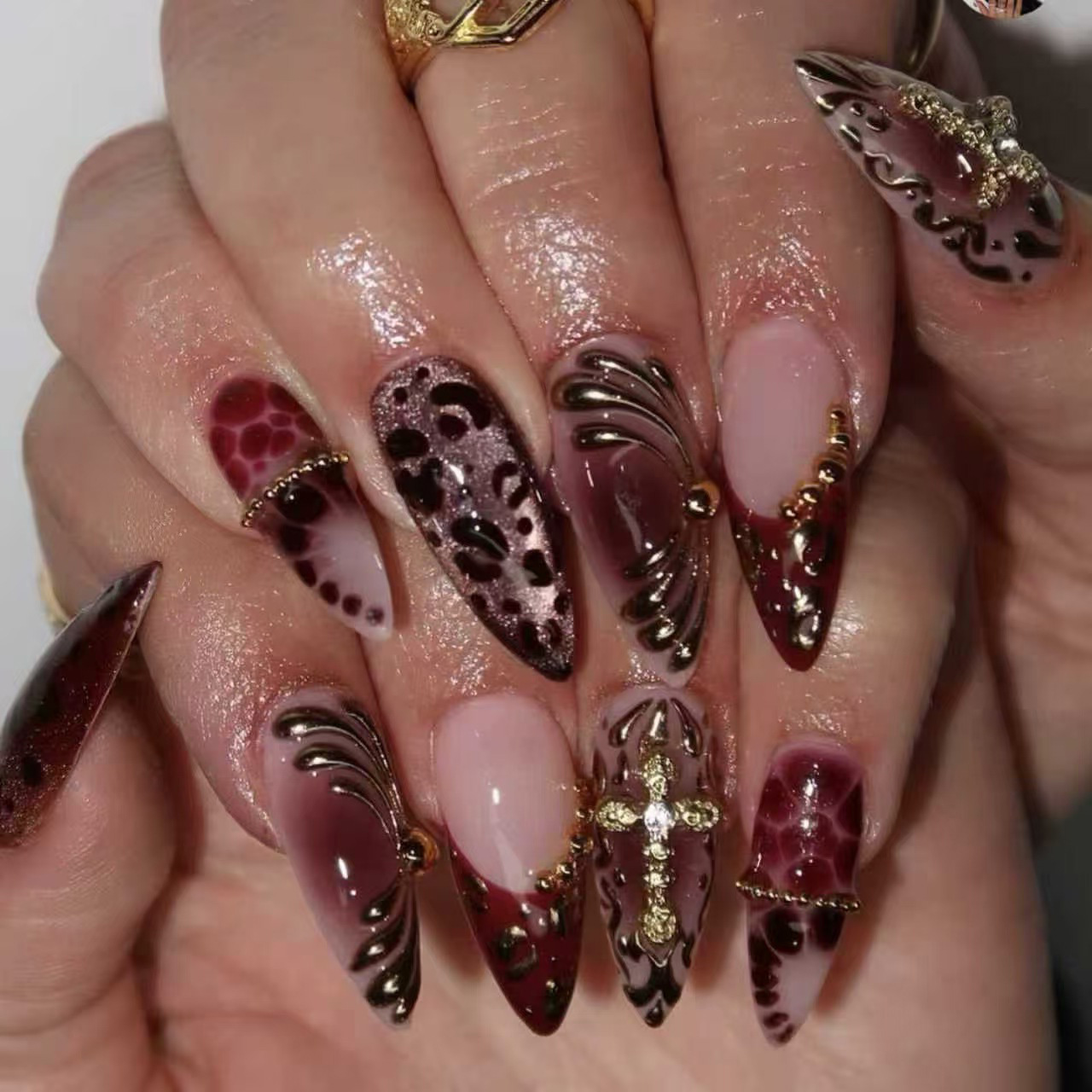 Nail Art Press On - 女性用ミディアムサイズのフェイクネイル、グラデーションコーヒーブラウン、3Dエンボス加工の花柄またはレオパードクロス、ラインストーン付き、フルカバープレスオンネイル